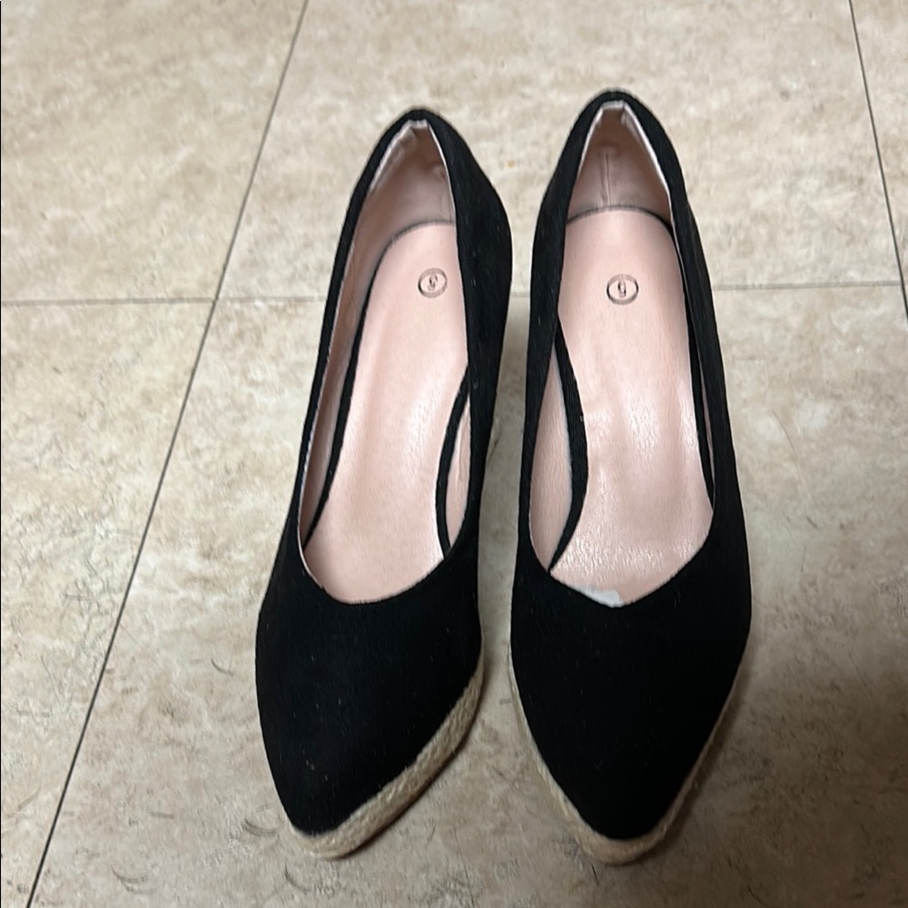 Chic Black Heeled Shoes with Sleek Design